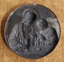 Avrupa (Almanya/Fransa), Hz. İsa ve Kadın Havarilerinden Magdalalı Meryem Temalı Büyük Boy Kabartmalı Madalyon Tarzda Dini Plaket-Levha. (Kalp Gözü) Çok Eski Mükemmel Detaylı Orijinal Bir Parça. 1900'ler. Kabartma Rölyef/Prinç-Kalay, Gümüş Kaplama. Patinalı. (10 cm) Nadir.