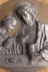 Avrupa (Almanya/Fransa), Hz. İsa ve Kadın Havarilerinden Magdalalı Meryem Temalı Büyük Boy Kabartmalı Madalyon Tarzda Dini Plaket-Levha. (Kalp Gözü) Çok Eski Mükemmel Detaylı Orijinal Bir Parça. 1900'ler. Kabartma Rölyef/Prinç-Kalay, Gümüş Kaplama. Patinalı. (10 cm) Nadir.