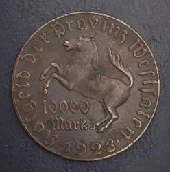 Almanya, Vestfalya Eyaleti (Notgeld) 10.000 Mark 1923. Ön-Arka Yüzünde: Şahlanan At ve Devlet Adamı Başkan/Baron Von Stein Temalı, Gotik Yazılı (Detaylı Harika İşçilik) Acil Durum Parası. Uzun Süre Kullanımda Kalmış Bu Madeni Para İyi Korunmuş ve Kulanıma Bağlı Kararması (Patinalı) Onu Daha Cazip Hale Getirmiştir. Bakır-Bronz (43 mm) Orijinal, Nadir.