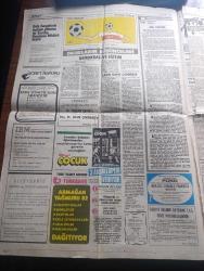 Milliyet Gazetesi - Turkish Newspaper - 21 Kasım 1982 - YÖK üzerine yazan Mehmet Barlas Başmakale - rotasyona giden doçent Hüsamettin Akçay eşyalarını ilanla satışa çıkardı Fotoğrafı - profesör Onur Kumbaracıbaşı İhsan Doğramacıyı istifaya çağırdı - profesör Nurettin Sözen 1500 metrelik rotasyon olmaz dedi - Cumhurbaşkanı Kenan Evren şimdi kardeşlik dönemi başlamıştır geçmişe sünger çekti dedi  - Cumhurbaşkanı Kenan Evren Federal Almanya Dışişleri Bakanı Hans Dietrich Genscher'i dün sabah Çankaya köşkü'nde kabul etti fotoğraf - Genscher Türk işçileri dönüşe zorlanmayacak dedi - Ferruh Bozbeyli yeni partiler eski partilerin eğilimini yansıyacak - Orgeneral Necdet Üruğ'un sıfatı cumhurbaşkanlığı genel sekreteri olarak değiştirildi - Hey  dergisinin yarışmasında yılın genç kızı Mihrah Uysal seçildi fotoğraf - Zerrin Özer Fotoğrafı - kaçırılan Deniz Aktopuk İzmir'de aranıyor - Devekuşu'na mektuplar yazan Haldun Taner - Galatasaray Samsunspor maçı - Adanademirspor Fenerbahçe maçı