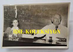 PROF. DR. CİHAT ABAOĞLU'NUN ORİJİNAL FOTOĞRAFI - 18 x 12 cm EBADINDA - CİHAT ABAOĞLU, DR. FİGEN VEZİROĞLU İLE YAN YANA DERS ANLATIRKEN ÇEKİLMİŞ BİR KARE