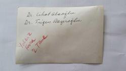 PROF. DR. CİHAT ABAOĞLU'NUN ORİJİNAL FOTOĞRAFI - 18 x 12 cm EBADINDA - CİHAT ABAOĞLU, DR. FİGEN VEZİROĞLU İLE YAN YANA DERS ANLATIRKEN ÇEKİLMİŞ BİR KARE