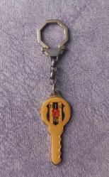 BEŞİKTAŞ TEMALI ANAHTAR FORMUNDA ANAHTARLIK.  ÇOK ESKİ VE ÇOK NADİR.  KONDİSYON YÜKSEK KOLEKSİYONLUK