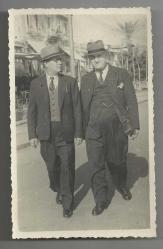 17 EKİM 1943 İZMİR KARŞIYAKA'DA YÜRÜYEN İKİ BEYEFENDİNİN FOTOĞRAFI...