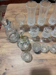 Şık Kristal Kesme Cam ve Sunum Takımı (Tertemiz) Evinize zarafet katacak, çok az kullanılmış ve hiçbir kusuru (çatlak, kırık, leke) bulunmayan cam sunum seti.  Farklı içecek sunumları ve dekoratif kullanım için ideal, nostaljik ve şık parçalardan oluşmaktadır. 3 Adet Kristal Kesme Kadeh Uzun formlu, zarif işleme detaylı. 3 Adet Kristal Ayaklı Küçük Kadeh Kısa formlu, elmas kesim desenli. 3 Adet Kristal Shot Bardağı Ağır tabanlı, şık dokulu. 2 Adet Cam Karaf Sürahi  Farklı boylarda, şık sunumlar için. 1 adet altın yaldız işlemeli kadeh ve dekoratif cam objeler. Tertemiz, vitrin ürünü kadar yeni. Yüksek kaliteli cam ve kristal kesme. İster sofralarınızda kullanın, ister vitrininizde dekoratif olarak sergileyin. Toplam 16 Adet