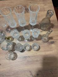 Şık Kristal Kesme Cam ve Sunum Takımı (Tertemiz) Evinize zarafet katacak, çok az kullanılmış ve hiçbir kusuru (çatlak, kırık, leke) bulunmayan cam sunum seti.  Farklı içecek sunumları ve dekoratif kullanım için ideal, nostaljik ve şık parçalardan oluşmaktadır. 3 Adet Kristal Kesme Kadeh Uzun formlu, zarif işleme detaylı. 3 Adet Kristal Ayaklı Küçük Kadeh Kısa formlu, elmas kesim desenli. 3 Adet Kristal Shot Bardağı Ağır tabanlı, şık dokulu. 2 Adet Cam Karaf Sürahi  Farklı boylarda, şık sunumlar için. 1 adet altın yaldız işlemeli kadeh ve dekoratif cam objeler. Tertemiz, vitrin ürünü kadar yeni. Yüksek kaliteli cam ve kristal kesme. İster sofralarınızda kullanın, ister vitrininizde dekoratif olarak sergileyin. Toplam 16 Adet