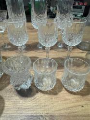 Şık Kristal Kesme Cam ve Sunum Takımı (Tertemiz) Evinize zarafet katacak, çok az kullanılmış ve hiçbir kusuru (çatlak, kırık, leke) bulunmayan cam sunum seti.  Farklı içecek sunumları ve dekoratif kullanım için ideal, nostaljik ve şık parçalardan oluşmaktadır. 3 Adet Kristal Kesme Kadeh Uzun formlu, zarif işleme detaylı. 3 Adet Kristal Ayaklı Küçük Kadeh Kısa formlu, elmas kesim desenli. 3 Adet Kristal Shot Bardağı Ağır tabanlı, şık dokulu. 2 Adet Cam Karaf Sürahi  Farklı boylarda, şık sunumlar için. 1 adet altın yaldız işlemeli kadeh ve dekoratif cam objeler. Tertemiz, vitrin ürünü kadar yeni. Yüksek kaliteli cam ve kristal kesme. İster sofralarınızda kullanın, ister vitrininizde dekoratif olarak sergileyin. Toplam 16 Adet