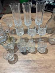 Şık Kristal Kesme Cam ve Sunum Takımı (Tertemiz) Evinize zarafet katacak, çok az kullanılmış ve hiçbir kusuru (çatlak, kırık, leke) bulunmayan cam sunum seti.  Farklı içecek sunumları ve dekoratif kullanım için ideal, nostaljik ve şık parçalardan oluşmaktadır. 3 Adet Kristal Kesme Kadeh Uzun formlu, zarif işleme detaylı. 3 Adet Kristal Ayaklı Küçük Kadeh Kısa formlu, elmas kesim desenli. 3 Adet Kristal Shot Bardağı Ağır tabanlı, şık dokulu. 2 Adet Cam Karaf Sürahi  Farklı boylarda, şık sunumlar için. 1 adet altın yaldız işlemeli kadeh ve dekoratif cam objeler. Tertemiz, vitrin ürünü kadar yeni. Yüksek kaliteli cam ve kristal kesme. İster sofralarınızda kullanın, ister vitrininizde dekoratif olarak sergileyin. Toplam 16 Adet