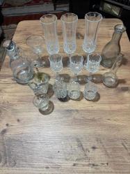 Şık Kristal Kesme Cam ve Sunum Takımı (Tertemiz) Evinize zarafet katacak, çok az kullanılmış ve hiçbir kusuru (çatlak, kırık, leke) bulunmayan cam sunum seti.  Farklı içecek sunumları ve dekoratif kullanım için ideal, nostaljik ve şık parçalardan oluşmaktadır. 3 Adet Kristal Kesme Kadeh Uzun formlu, zarif işleme detaylı. 3 Adet Kristal Ayaklı Küçük Kadeh Kısa formlu, elmas kesim desenli. 3 Adet Kristal Shot Bardağı Ağır tabanlı, şık dokulu. 2 Adet Cam Karaf Sürahi  Farklı boylarda, şık sunumlar için. 1 adet altın yaldız işlemeli kadeh ve dekoratif cam objeler. Tertemiz, vitrin ürünü kadar yeni. Yüksek kaliteli cam ve kristal kesme. İster sofralarınızda kullanın, ister vitrininizde dekoratif olarak sergileyin. Toplam 16 Adet