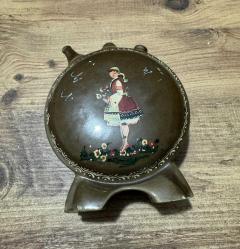 Koleksiyonluk Nostaljik Seramik Matara Üzerinde el işçiliğiyle yapılmış yöresel kadın figürü ve çiçek motifleri bulunan, sanatçı imzalı nadir bir parçadır. Üçlü ağız yapısı ve kendinden ayaklı dairesel formuyla özgün bir tasarıma sahiptir. Koleksiyonluk temizliktedir; çatlak, kırık veya boya atması yoktur. • Kullanım: Vitrin ve masaüstü dekorasyonu için şık bir retro objedir. Koleksiyoncular ve nostalji sevenler için kaçırılmayacak bir parça