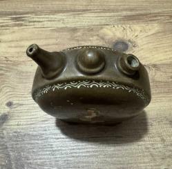 Koleksiyonluk Nostaljik Seramik Matara Üzerinde el işçiliğiyle yapılmış yöresel kadın figürü ve çiçek motifleri bulunan, sanatçı imzalı nadir bir parçadır. Üçlü ağız yapısı ve kendinden ayaklı dairesel formuyla özgün bir tasarıma sahiptir. Koleksiyonluk temizliktedir; çatlak, kırık veya boya atması yoktur. • Kullanım: Vitrin ve masaüstü dekorasyonu için şık bir retro objedir. Koleksiyoncular ve nostalji sevenler için kaçırılmayacak bir parça