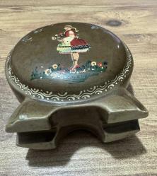 Koleksiyonluk Nostaljik Seramik Matara Üzerinde el işçiliğiyle yapılmış yöresel kadın figürü ve çiçek motifleri bulunan, sanatçı imzalı nadir bir parçadır. Üçlü ağız yapısı ve kendinden ayaklı dairesel formuyla özgün bir tasarıma sahiptir. Koleksiyonluk temizliktedir; çatlak, kırık veya boya atması yoktur. • Kullanım: Vitrin ve masaüstü dekorasyonu için şık bir retro objedir. Koleksiyoncular ve nostalji sevenler için kaçırılmayacak bir parça