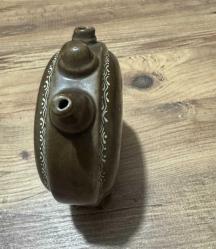 Koleksiyonluk Nostaljik Seramik Matara Üzerinde el işçiliğiyle yapılmış yöresel kadın figürü ve çiçek motifleri bulunan, sanatçı imzalı nadir bir parçadır. Üçlü ağız yapısı ve kendinden ayaklı dairesel formuyla özgün bir tasarıma sahiptir. Koleksiyonluk temizliktedir; çatlak, kırık veya boya atması yoktur. • Kullanım: Vitrin ve masaüstü dekorasyonu için şık bir retro objedir. Koleksiyoncular ve nostalji sevenler için kaçırılmayacak bir parça