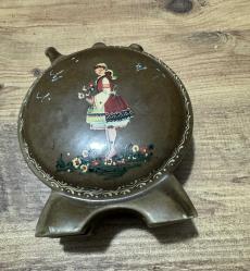 Koleksiyonluk Nostaljik Seramik Matara Üzerinde el işçiliğiyle yapılmış yöresel kadın figürü ve çiçek motifleri bulunan, sanatçı imzalı nadir bir parçadır. Üçlü ağız yapısı ve kendinden ayaklı dairesel formuyla özgün bir tasarıma sahiptir. Koleksiyonluk temizliktedir; çatlak, kırık veya boya atması yoktur. • Kullanım: Vitrin ve masaüstü dekorasyonu için şık bir retro objedir. Koleksiyoncular ve nostalji sevenler için kaçırılmayacak bir parça