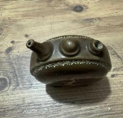 Koleksiyonluk Nostaljik Seramik Matara Üzerinde el işçiliğiyle yapılmış yöresel kadın figürü ve çiçek motifleri bulunan, sanatçı imzalı nadir bir parçadır. Üçlü ağız yapısı ve kendinden ayaklı dairesel formuyla özgün bir tasarıma sahiptir. Koleksiyonluk temizliktedir; çatlak, kırık veya boya atması yoktur. • Kullanım: Vitrin ve masaüstü dekorasyonu için şık bir retro objedir. Koleksiyoncular ve nostalji sevenler için kaçırılmayacak bir parça