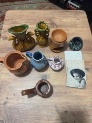 Nostaljik Dekoratif Obje ve Seramik Lotu Evinize otantik bir hava katacak, vintage tarzda seramik ve dekoratif ürünler. Hepsi temiz durumdadır, kırık veya çatlak bulunmamaktadır. İster koleksiyonluk ister dekoratif kullanım için uygundur. Çift Kuğulu Büyük Vazo: Gösterişli, yeşil-hardal tonlarında.  Mavi-Beyaz El Boyaması Sürahi Klasik desenli. • Toprak Yağ Kandili / Buhurdanlık: Doğal dokulu. Elvis Presley Baskılı Taş Bardak Altlığı: (3 adetlik set). Minyatür Vazolar ve Kül Tablası Farklı form ve renklerde.