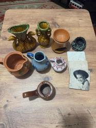 Nostaljik Dekoratif Obje ve Seramik Lotu Evinize otantik bir hava katacak, vintage tarzda seramik ve dekoratif ürünler. Hepsi temiz durumdadır, kırık veya çatlak bulunmamaktadır. İster koleksiyonluk ister dekoratif kullanım için uygundur. Çift Kuğulu Büyük Vazo: Gösterişli, yeşil-hardal tonlarında.  Mavi-Beyaz El Boyaması Sürahi Klasik desenli. • Toprak Yağ Kandili / Buhurdanlık: Doğal dokulu. Elvis Presley Baskılı Taş Bardak Altlığı: (3 adetlik set). Minyatür Vazolar ve Kül Tablası Farklı form ve renklerde.