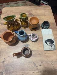 Nostaljik Dekoratif Obje ve Seramik Lotu Evinize otantik bir hava katacak, vintage tarzda seramik ve dekoratif ürünler. Hepsi temiz durumdadır, kırık veya çatlak bulunmamaktadır. İster koleksiyonluk ister dekoratif kullanım için uygundur. Çift Kuğulu Büyük Vazo: Gösterişli, yeşil-hardal tonlarında.  Mavi-Beyaz El Boyaması Sürahi Klasik desenli. • Toprak Yağ Kandili / Buhurdanlık: Doğal dokulu. Elvis Presley Baskılı Taş Bardak Altlığı: (3 adetlik set). Minyatür Vazolar ve Kül Tablası Farklı form ve renklerde.