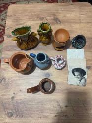 Nostaljik Dekoratif Obje ve Seramik Lotu Evinize otantik bir hava katacak, vintage tarzda seramik ve dekoratif ürünler. Hepsi temiz durumdadır, kırık veya çatlak bulunmamaktadır. İster koleksiyonluk ister dekoratif kullanım için uygundur. Çift Kuğulu Büyük Vazo: Gösterişli, yeşil-hardal tonlarında.  Mavi-Beyaz El Boyaması Sürahi Klasik desenli. • Toprak Yağ Kandili / Buhurdanlık: Doğal dokulu. Elvis Presley Baskılı Taş Bardak Altlığı: (3 adetlik set). Minyatür Vazolar ve Kül Tablası Farklı form ve renklerde.