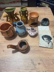 Nostaljik Dekoratif Obje ve Seramik Lotu Evinize otantik bir hava katacak, vintage tarzda seramik ve dekoratif ürünler. Hepsi temiz durumdadır, kırık veya çatlak bulunmamaktadır. İster koleksiyonluk ister dekoratif kullanım için uygundur. Çift Kuğulu Büyük Vazo: Gösterişli, yeşil-hardal tonlarında.  Mavi-Beyaz El Boyaması Sürahi Klasik desenli. • Toprak Yağ Kandili / Buhurdanlık: Doğal dokulu. Elvis Presley Baskılı Taş Bardak Altlığı: (3 adetlik set). Minyatür Vazolar ve Kül Tablası Farklı form ve renklerde.