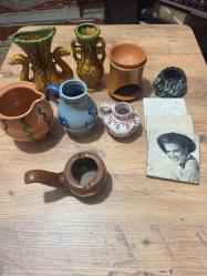 Nostaljik Dekoratif Obje ve Seramik Lotu Evinize otantik bir hava katacak, vintage tarzda seramik ve dekoratif ürünler. Hepsi temiz durumdadır, kırık veya çatlak bulunmamaktadır. İster koleksiyonluk ister dekoratif kullanım için uygundur. Çift Kuğulu Büyük Vazo: Gösterişli, yeşil-hardal tonlarında.  Mavi-Beyaz El Boyaması Sürahi Klasik desenli. • Toprak Yağ Kandili / Buhurdanlık: Doğal dokulu. Elvis Presley Baskılı Taş Bardak Altlığı: (3 adetlik set). Minyatür Vazolar ve Kül Tablası Farklı form ve renklerde.