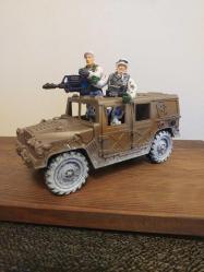 Jeep ve 2 Adet Askeri Figür