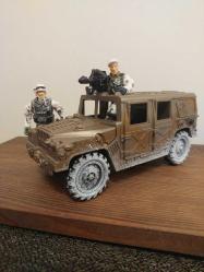 Jeep ve 2 Adet Askeri Figür