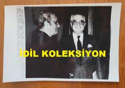 TÜRKİYE CUMHURİYETİ ESKİ DIŞİŞLERİ BAKANI VAHİT HALEFOĞLU'NUN ORİJİNAL AJANS-BASIN FOTOĞRAFI ve GÖRSELLE ALAKALI HABER METİNLERİ SETİ - FOTOĞRAF 18 x 12 cm EBADINDA - 2 ADET HABER METNİ SAYFALARININ BİRİ 69 cm DİĞERİ İSE 41 cm UZUNLUĞUNDADIR - 30 EYLÜL 1987 - VAHİT HALEFOĞLU, BİRLEŞMİŞ MİLLETLER GENEL SEKRETERİ GENERAL JAVIER PEREZ DE CUELLAR İLE AYNI KAREDE... NEW YORK'TAN SELİM ATALAY BİLDİRİYOR. TÜRKİYE ile YUNANİSTAN ARASINDAKİ KIBRIS SORUNU!.. YUNANİSTAN DIŞİŞLERİ BAKANI PAPULİAS, BİRLEŞMİŞ MİLLETLER GENEL KURULU'NDA. ABD'NİN KIBRIS KONUSUNDAKİ TAVRI!.. ROSANNE RIDGWAY, RAUF DENKTAŞ... ABD'NİN TÜRKİYE ve YUNANİSTAN'LA İLİŞKİLERİ. YUNANİSTAN'LA MÜZAKERELER BAŞLIYOR. GÖZLEMCİLER NE DİYOR? 29 MART BELGESİNDEN NEDEN BAHİS YOK? REAGAN'IN KONGREYE GÖNDERDİĞİ KIBRIS RAPORU. VAHİT HALEFOĞLU'NUN ABD DIŞİŞLERİ BAKANI GEORGE SHULTZ'LA NEW YORK'TA YAPTIĞI GÖRÜŞME