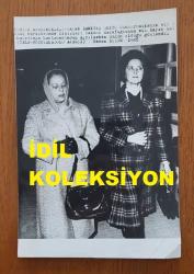 TÜRKİYE CUMHURİYETİ ESKİ DIŞİŞLERİ BAKANI VAHİT HALEFOĞLU'NUN EŞİ FATMA ZEHRA HALEFOĞLU ve RAUF DENKTAŞ'IN EŞİ AYDIN DENKTAŞ'IN ORİJİNAL AJANS-BASIN FOTOĞRAFI - 18 x 12 cm EBADINDA - 1985. HASAN AYDIN