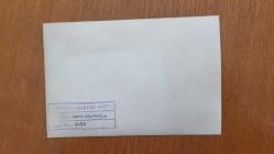 TÜRKİYE CUMHURİYETİ'NİN 8. CUMHURBAŞKANI TURGUT ÖZAL ve ESKİ DIŞİŞLERİ BAKANI VAHİT HALEFOĞLU'NUN ORİJİNAL AJANS-BASIN FOTOĞRAFI - 18 x 12 cm EBADINDA - TURGUT ÖZAL ve VAHİT HALEFOĞLU, GİTTİKLERİ BİR ANADOLU KÖYÜNDE KADINLARIN İKRAM ETTİKLERİ TEPSİDEN HEDİK YERLERKEN ÇEKİLMİŞ BİR KARE