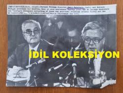 TÜRKİYE CUMHURİYETİ ESKİ DIŞİŞLERİ BAKANI VAHİT HALEFOĞLU'NUN ORİJİNAL AJANS-BASIN FOTOĞRAFI - 18 x 14 cm EBADINDA - VAHİT HALEFOĞLU, İNGİLTERE BAŞBAKANI YARDIMCISI GEOFFREY HOWE İLE BİRLİKTE BASIN AÇIKLAMASI YAPARKEN ÇEKİLMİŞ BİR KARE. 1986