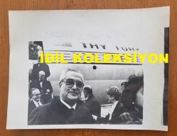 TÜRKİYE CUMHURİYETİ ESKİ DIŞİŞLERİ BAKANI VAHİT HALEFOĞLU'NUN ORİJİNAL AJANS-BASIN FOTOĞRAFI - 18 x 14 cm EBADINDA - VAHİT HALEFOĞLU, UÇAKTAN İNERKEN ÇEKİLMİŞ BİR KARE