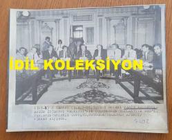 TÜRKİYE CUMHURİYETİ ESKİ DIŞİŞLERİ BAKANI VAHİT HALEFOĞLU'NUN ORİJİNAL AJANS-BASIN FOTOĞRAFI - 19 x 15 cm EBADINDA - VAHİT HALEFOĞLU, İSTANBUIL VALİLİĞİ BİNASINDA DÜZENLENEN TOPLANTIDA ABD'Lİ PARLAMENTERLERLE GÖRÜŞME HALİNDEYKEN ÇEKİLMİŞ BİR KARE. 1986. FİKRET AY