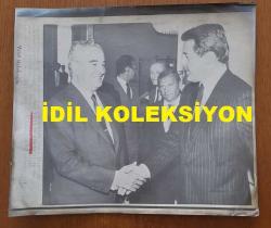 TÜRKİYE CUMHURİYETİ ESKİ DIŞİŞLERİ BAKANI VAHİT HALEFOĞLU'NUN ORİJİNAL BÜYÜK BOY AJANS-BASIN FOTOĞRAFI - 25 x 21 cm EBADINDA - VAHİT HALEFOĞLU, AVUSTURYA ŞANSÖLYESİ FRANZ VRANİTZKY İLE TOKALAŞIRKEN ÇEKİLMİŞ BİR KARE