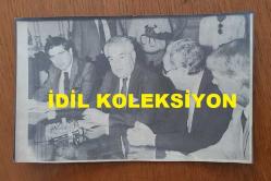 TÜRKİYE CUMHURİYETİ ESKİ DIŞİŞLERİ BAKANI VAHİT HALEFOĞLU'NUN ORİJİNAL AJANS-BASIN FOTOĞRAFI - 19 x 11,5 cm EBADINDA - VAHİT HALEFOĞLU, ONUR ÖYMEN'LE AYNI KAREDE