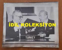 TÜRKİYE CUMHURİYETİ ESKİ DIŞİŞLERİ BAKANI VAHİT HALEFOĞLU'NUN ORİJİNAL BÜYÜK BOY AJANS-BASIN FOTOĞRAFI - 26 x 21 cm EBADINDA - VAHİT HALEFOĞLU, ABD DIŞİŞLERİ BAKANI GEORGE SHULTZ İLE GÖRÜŞME YAPARKEN ÇEKİLMİŞ BİR KARE. 1987