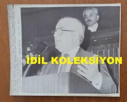 TÜRKİYE CUMHURİYETİ ESKİ DIŞİŞLERİ BAKANI VAHİT HALEFOĞLU'NUN ORİJİNAL BÜYÜK BOY AJANS-BASIN FOTOĞRAFI - 21 x 17 cm EBADINDA - VAHİT HALEFOĞLU, T.B.M.M GENEL KURULUNDA KÜRSÜYE ÇIKIP KONUŞMA YAPARKEN ÇEKİLMİŞ BİR KARE