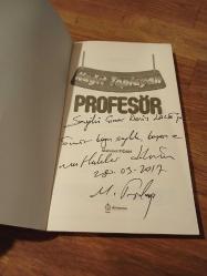 Kağıt Toplayan Profesör (isme imzalı)