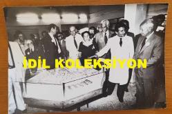 TÜRKİYE CUMHURİYETİ ESKİ BAŞBAKANI ve DENİZ KUVVETLERİ KOMUTANI ORAMİRAL SAİM BÜLENT ULUSU'NUN ORİJİNAL 3'LÜ FOTOĞRAF SETİ - 18 x 12 cm EBADINDA - BÜLENT ULUSU, BAKIRKÖY RUH ve SİNİR HASTALIKLARI HASTANESİ ZİYARETİ SIRASINDA İÇİNDE YENİ HİZMETE AÇILAN 36. SERVİSİN AÇILIŞINI YAPIP BAŞHEKİM ve HASTANE ÇALIŞANLARIYLA GÖRÜŞÜP BİLGİ ALIRKEN ÇEKİLMİŞ 3 FARKLI KARE... TEMMUZ 1983. ÖZEL ARŞİV
