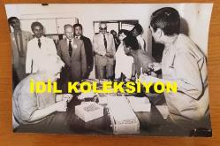 TÜRKİYE CUMHURİYETİ ESKİ BAŞBAKANI ve DENİZ KUVVETLERİ KOMUTANI ORAMİRAL SAİM BÜLENT ULUSU'NUN ORİJİNAL 3'LÜ FOTOĞRAF SETİ - 18 x 12 cm EBADINDA - BÜLENT ULUSU, BAKIRKÖY RUH ve SİNİR HASTALIKLARI HASTANESİ ZİYARETİ SIRASINDA İÇİNDE YENİ HİZMETE AÇILAN 36. SERVİSİN AÇILIŞINI YAPIP BAŞHEKİM ve HASTANE ÇALIŞANLARIYLA GÖRÜŞÜP BİLGİ ALIRKEN ÇEKİLMİŞ 3 FARKLI KARE... TEMMUZ 1983. ÖZEL ARŞİV