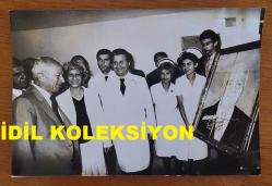 TÜRKİYE CUMHURİYETİ ESKİ BAŞBAKANI ve DENİZ KUVVETLERİ KOMUTANI ORAMİRAL SAİM BÜLENT ULUSU'NUN ORİJİNAL 3'LÜ FOTOĞRAF SETİ - 18 x 12 cm EBADINDA - BÜLENT ULUSU, BAKIRKÖY RUH ve SİNİR HASTALIKLARI HASTANESİ ZİYARETİ SIRASINDA İÇİNDE YENİ HİZMETE AÇILAN 36. SERVİSİN AÇILIŞINI YAPIP BAŞHEKİM ve HASTANE ÇALIŞANLARIYLA GÖRÜŞÜP BİLGİ ALIRKEN ÇEKİLMİŞ 3 FARKLI KARE... TEMMUZ 1983. ÖZEL ARŞİV