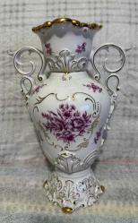 Antika Hollóháza Macar Porselen Dev Boy Vazo - El Boyaması & Altın İşlemeli Macaristan'ın dünyaca ünlü porselen markası Hollóháza üretimi, damgalı ve orijinal sanat eseri. Beyaz porselen üzerine mor çiçek desenleri ve 24 ayar altın yaldız işçiliği ile tamamen el yapımıdır. Kondisyonu mükemmel durumdadır; kırık, çatlak veya yaldız aşınması bulunmamaktadır. Macaristan (Hungary) Hollóháza (1831) Handpainted (El boyaması) 35 cm (Yükseklik)  24 cm (Genişlik) Koleksiyonluk, damgalı ve seri numaralı üründür.