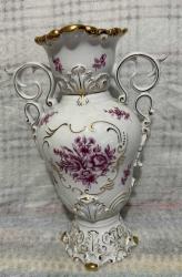 Antika Hollóháza Macar Porselen Dev Boy Vazo - El Boyaması & Altın İşlemeli Macaristan'ın dünyaca ünlü porselen markası Hollóháza üretimi, damgalı ve orijinal sanat eseri. Beyaz porselen üzerine mor çiçek desenleri ve 24 ayar altın yaldız işçiliği ile tamamen el yapımıdır. Kondisyonu mükemmel durumdadır; kırık, çatlak veya yaldız aşınması bulunmamaktadır. Macaristan (Hungary) Hollóháza (1831) Handpainted (El boyaması) 35 cm (Yükseklik)  24 cm (Genişlik) Koleksiyonluk, damgalı ve seri numaralı üründür.