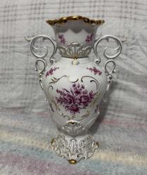 Antika Hollóháza Macar Porselen Dev Boy Vazo - El Boyaması & Altın İşlemeli Macaristan'ın dünyaca ünlü porselen markası Hollóháza üretimi, damgalı ve orijinal sanat eseri. Beyaz porselen üzerine mor çiçek desenleri ve 24 ayar altın yaldız işçiliği ile tamamen el yapımıdır. Kondisyonu mükemmel durumdadır; kırık, çatlak veya yaldız aşınması bulunmamaktadır. Macaristan (Hungary) Hollóháza (1831) Handpainted (El boyaması) 35 cm (Yükseklik)  24 cm (Genişlik) Koleksiyonluk, damgalı ve seri numaralı üründür.