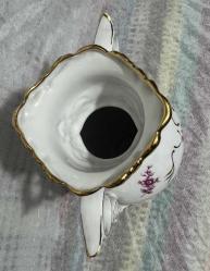 Antika Hollóháza Macar Porselen Dev Boy Vazo - El Boyaması & Altın İşlemeli Macaristan'ın dünyaca ünlü porselen markası Hollóháza üretimi, damgalı ve orijinal sanat eseri. Beyaz porselen üzerine mor çiçek desenleri ve 24 ayar altın yaldız işçiliği ile tamamen el yapımıdır. Kondisyonu mükemmel durumdadır; kırık, çatlak veya yaldız aşınması bulunmamaktadır. Macaristan (Hungary) Hollóháza (1831) Handpainted (El boyaması) 35 cm (Yükseklik)  24 cm (Genişlik) Koleksiyonluk, damgalı ve seri numaralı üründür.