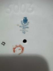 Antika Hollóháza Macar Porselen Dev Boy Vazo - El Boyaması & Altın İşlemeli Macaristan'ın dünyaca ünlü porselen markası Hollóháza üretimi, damgalı ve orijinal sanat eseri. Beyaz porselen üzerine mor çiçek desenleri ve 24 ayar altın yaldız işçiliği ile tamamen el yapımıdır. Kondisyonu mükemmel durumdadır; kırık, çatlak veya yaldız aşınması bulunmamaktadır. Macaristan (Hungary) Hollóháza (1831) Handpainted (El boyaması) 35 cm (Yükseklik)  24 cm (Genişlik) Koleksiyonluk, damgalı ve seri numaralı üründür.