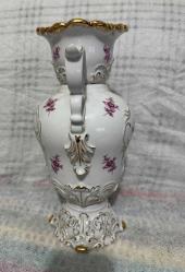 Antika Hollóháza Macar Porselen Dev Boy Vazo - El Boyaması & Altın İşlemeli Macaristan'ın dünyaca ünlü porselen markası Hollóháza üretimi, damgalı ve orijinal sanat eseri. Beyaz porselen üzerine mor çiçek desenleri ve 24 ayar altın yaldız işçiliği ile tamamen el yapımıdır. Kondisyonu mükemmel durumdadır; kırık, çatlak veya yaldız aşınması bulunmamaktadır. Macaristan (Hungary) Hollóháza (1831) Handpainted (El boyaması) 35 cm (Yükseklik)  24 cm (Genişlik) Koleksiyonluk, damgalı ve seri numaralı üründür.