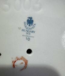 Antika Hollóháza Macar Porselen Dev Boy Vazo - El Boyaması & Altın İşlemeli Macaristan'ın dünyaca ünlü porselen markası Hollóháza üretimi, damgalı ve orijinal sanat eseri. Beyaz porselen üzerine mor çiçek desenleri ve 24 ayar altın yaldız işçiliği ile tamamen el yapımıdır. Kondisyonu mükemmel durumdadır; kırık, çatlak veya yaldız aşınması bulunmamaktadır. Macaristan (Hungary) Hollóháza (1831) Handpainted (El boyaması) 35 cm (Yükseklik)  24 cm (Genişlik) Koleksiyonluk, damgalı ve seri numaralı üründür.