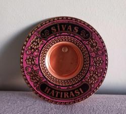 EL EMEĞİ BAKIR OYMA SİVAS HATIRASI YAZILI DUVAR SÜS TABAĞI.  KONDİSYON YÜKSEK KOLEKSİYONLUK NADİR