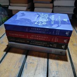 Evernight Akademisi 4 Kitap SET ( Sonsuz Gece - Yıldız Avcısı - Kum Saati - Yaşamın Ötesi )